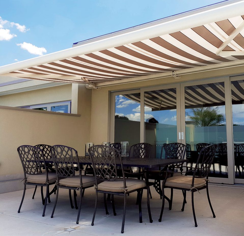 Qual é a diferença entre toldo cassete aberto e fechado?