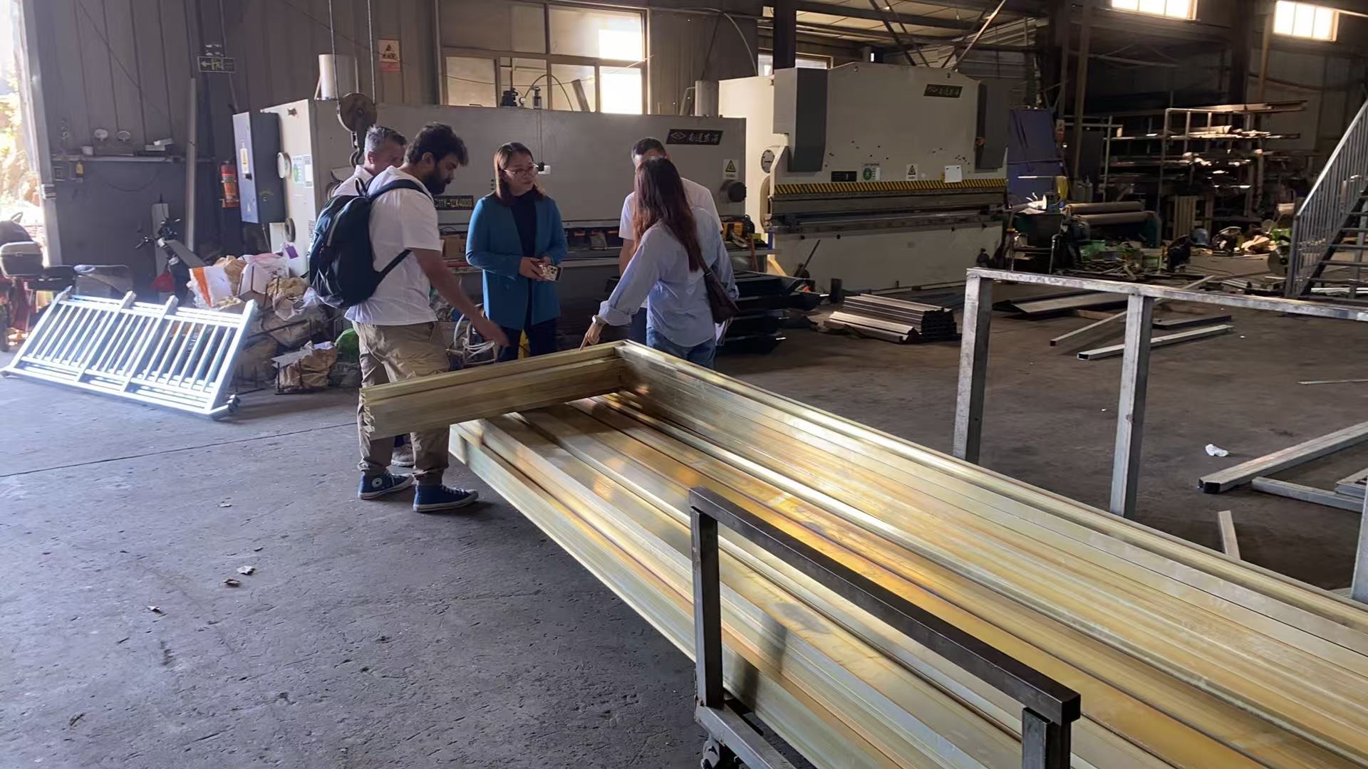 Cliente de Dubai inspeciona soluções de guarda-corpos de aço inoxidável na Vionta Metal