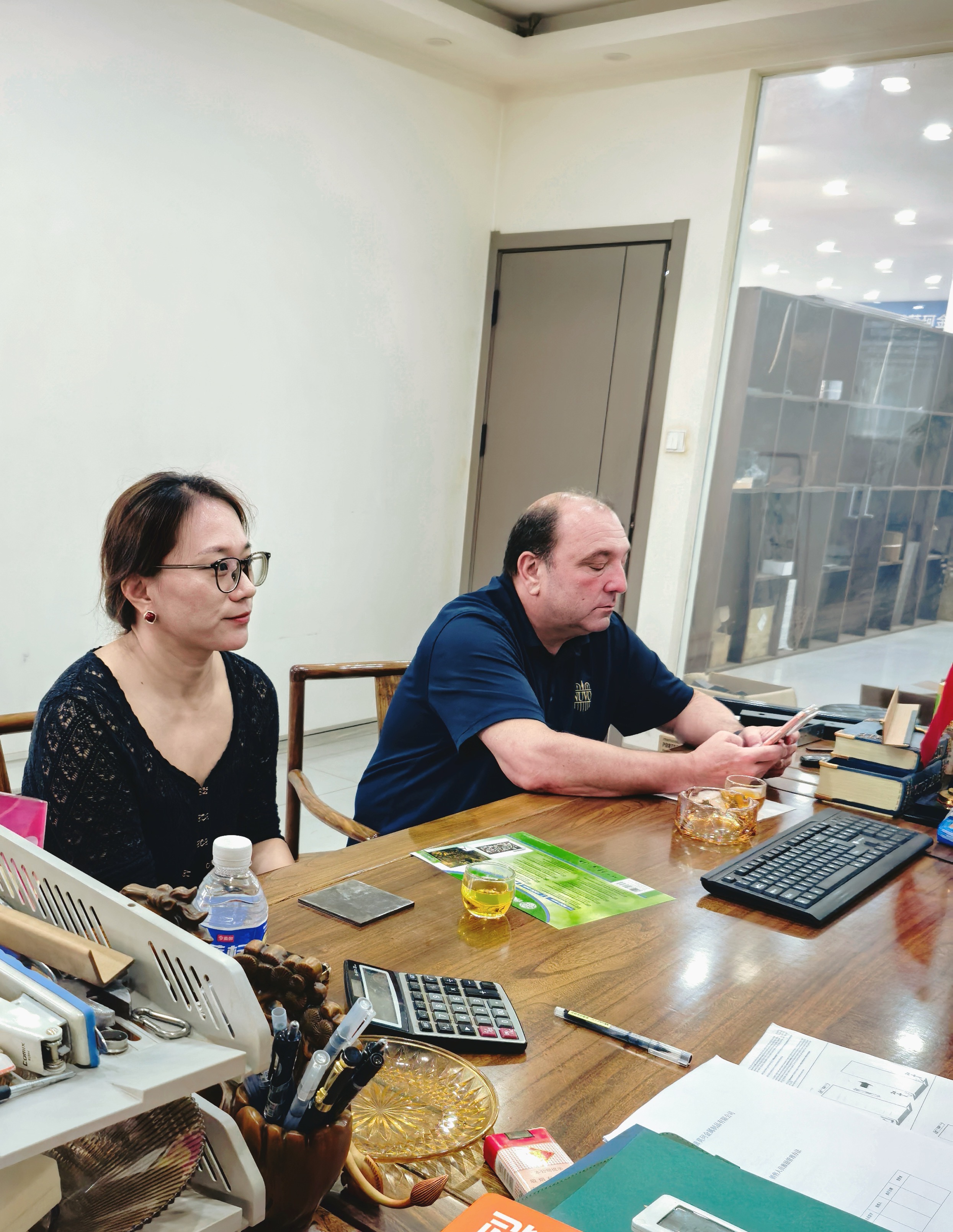 Cliente canadense visita a Vionta Metal para inspecionar a produção de telas de privacidade Cliente canadense visita a Vionta Metal para inspecionar a produção de telas de privacidade